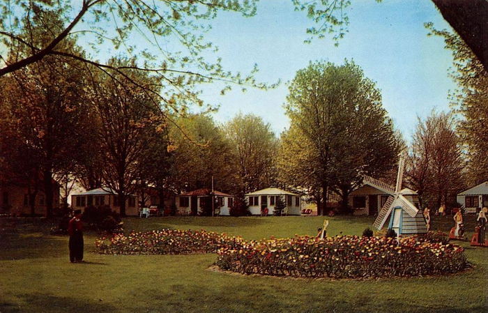 Sunnybrook Cottage Court - Vintage Postcard